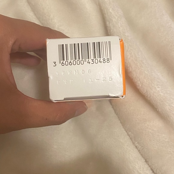 SOLD La Roche-Posay Anthelios Clear Skin Sunscreen - Picture 2 of 2